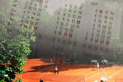 Tennisplatz mit Terminkalender im Hintergrund.